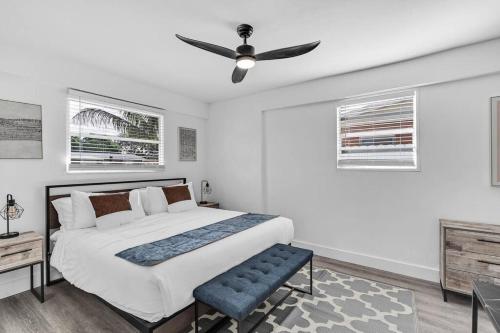 Modern Home 3 Bedrooms with Pool, 18 minutes to Ocean in Emerald Hills