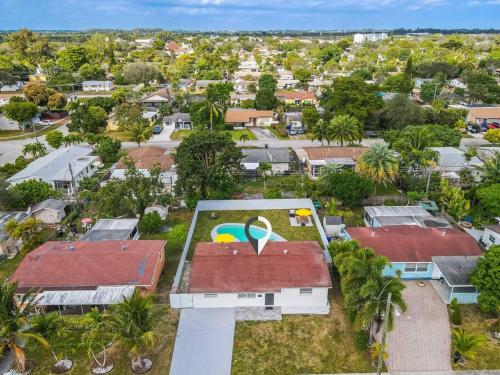 Modern Home 3 Bedrooms with Pool, 18 minutes to Ocean in Emerald Hills