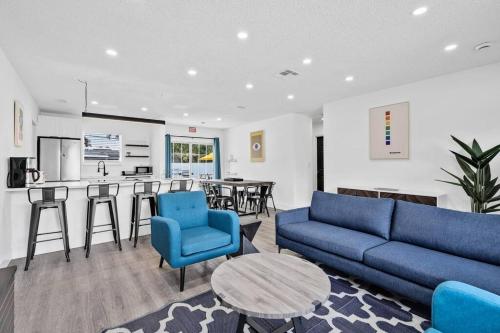 Modern Home 3 Bedrooms with Pool, 18 minutes to Ocean in Emerald Hills