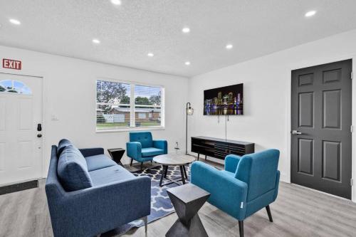 Modern Home 3 Bedrooms with Pool, 18 minutes to Ocean in Emerald Hills