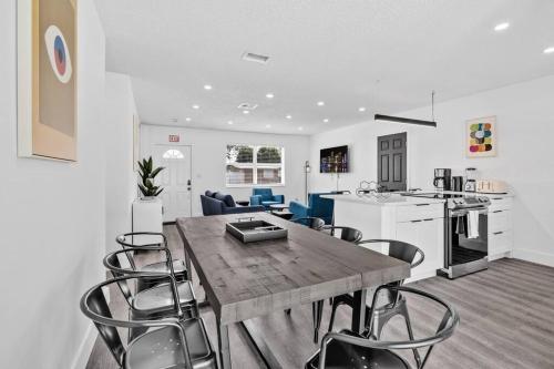 Modern Home 3 Bedrooms with Pool, 18 minutes to Ocean Modern Home 3 Bedrooms with Pool, 18 minutes to Ocean