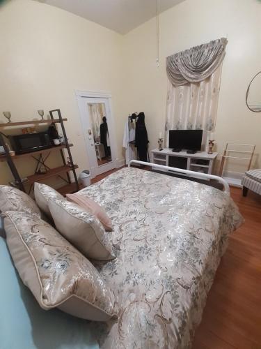 Cozy Turret Room at Nottingham Place in Wise with Plush Queen Bed, Private Detached Full Bath