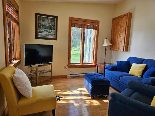Oceanfront Garden Cottage - Gateway to Attractions and Towns, Private Cove Mooring in Western Shore