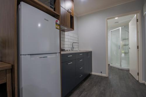 Kitchen, Antonio Mews Motel in Mount Taranaki