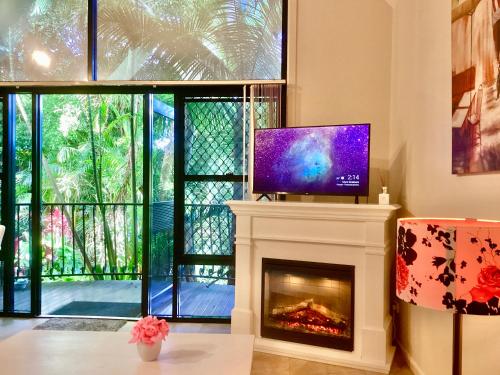 Romance Chalet on Gallery Walk with Spa, Fireplace, WiFi & Netflix