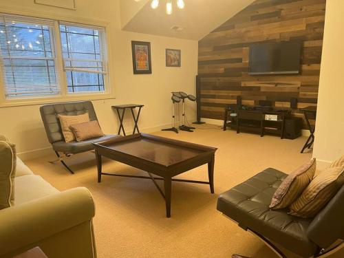 Massive LUX 3BR Ski ON/OFF Condo on MTN.Sleeps 12! in Hunter, USA