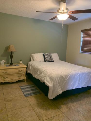 Tranquil Waterfront 2bd1ba Apt in North Palm Beach in North Palm Beach, USA