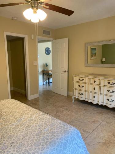 Tranquil Waterfront 2bd1ba Apt in North Palm Beach in North Palm Beach, USA