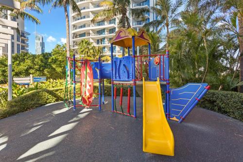 Holiday Holiday Chevron Renaissance Apartments - image 4