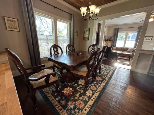 Blueberry Bungalow - Great Stay, Locally Run! in Taylor, USA