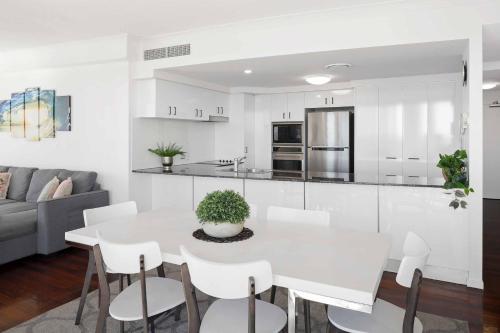 Premium Two Bed Two Bath, Level 31 - Ocean View Apartment image 4