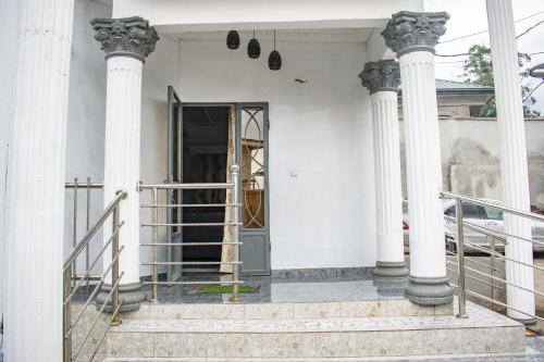 Entrada, Longho Lodge Bundoma - Buea in Buea