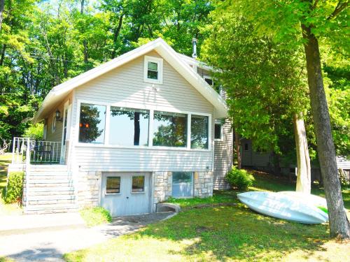 Cavalier Cottage - Private Lakefront W Kayaks! in Honor, USA