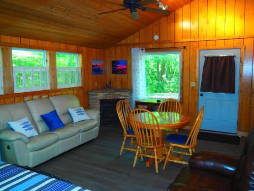 Cavalier Cottage - Private Lakefront W Kayaks!