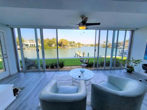 Naples Waterfront- New 2 BR- on Bay & across from beach