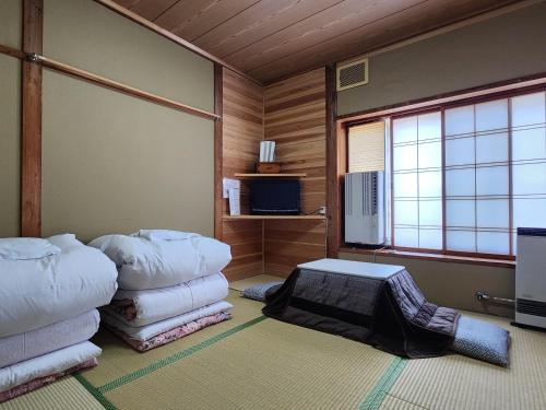 Japanese Style Economy Twin Room with Shared Bathroom