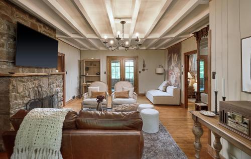 Luxuriously Restored Farm Cabin