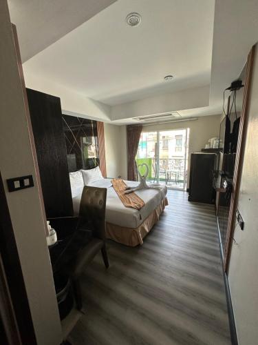 room detail thumbnail 1