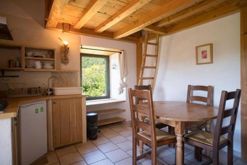 مطبخ, Lou Rey Éco Hameau - Gîte, Chambre d'Hôtes & Table d'Hôtes (Lou Rey Eco Hameau - Gite, Chambre d'Hotes & Table d'Hotes) in Le Collet De Deze