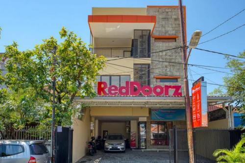 RedDoorz Syariah near Airlangga University Campus B