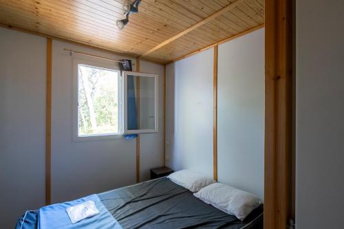 4 twin beds