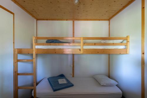 2 twin beds, 3 sofa beds