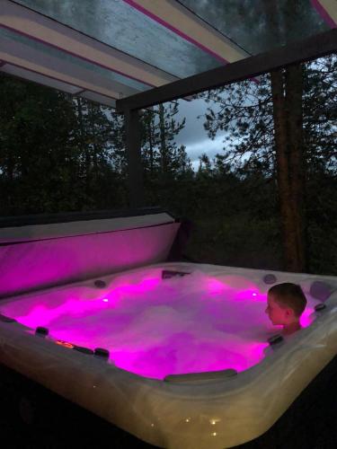 NorthernLight Villa in Ylläsjärvi with a Jacuzzi