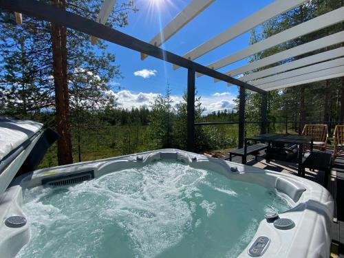 NorthernLight Villa in Ylläsjärvi with a Jacuzzi