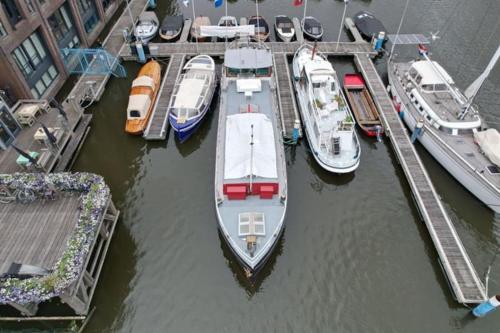 Spacious homely house boat