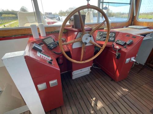 Spacious homely house boat