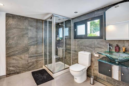 Five-Bedroom Villa image 3