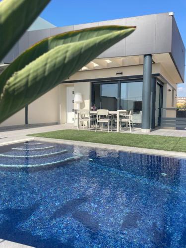 Luxury Villa with pool 1st line the sea