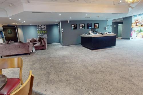Village Hotel Cardiff - image 9