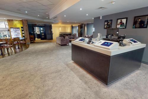 Village Hotel Cardiff - image 5