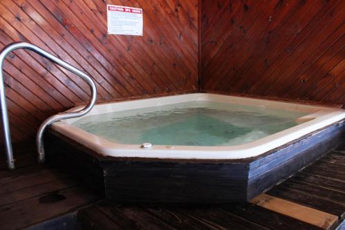熱水浴缸, Chief Motel in 卡斯特