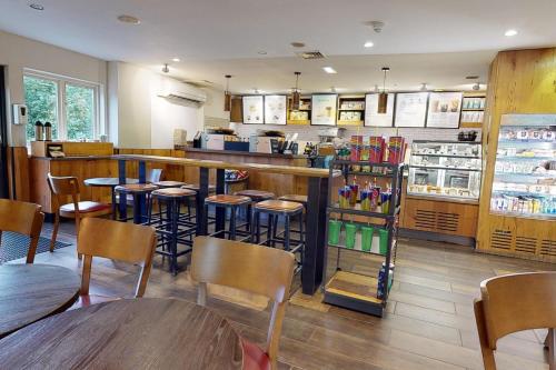 Village Hotel Cardiff - image 12
