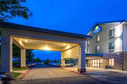 Days Inn & Suites by Wyndham Denver International Airport