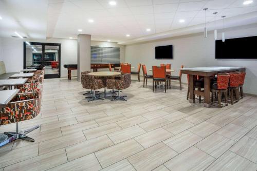 Days Inn & Suites by Wyndham Denver International Airport