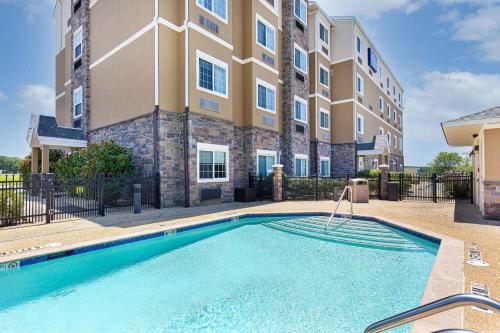 Microtel Inn and Suites by Wyndham - image 7