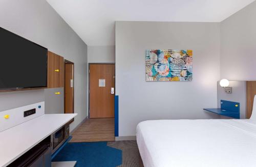 Microtel Inn and Suites by Wyndham - image 14