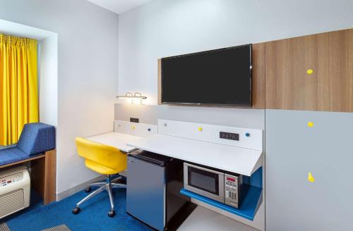 Microtel Inn and Suites by Wyndham - image 3