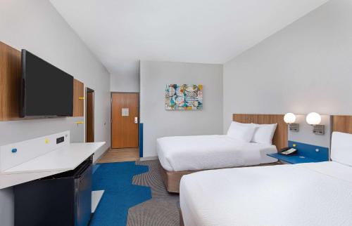 Microtel Inn and Suites by Wyndham - image 11