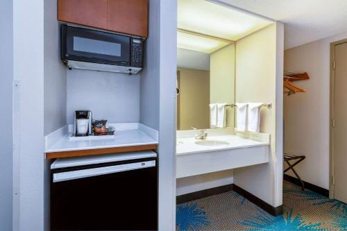 Days Inn & Suites by Wyndham Denver International Airport