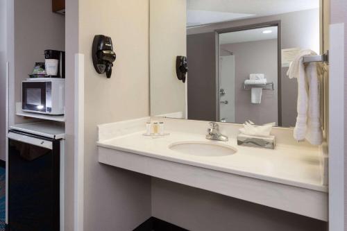 Days Inn & Suites by Wyndham Denver International Airport