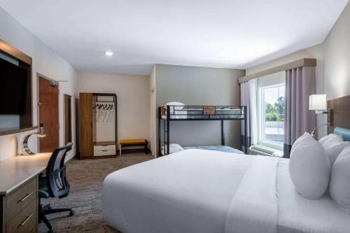 1 king bed, 1 bunk bed