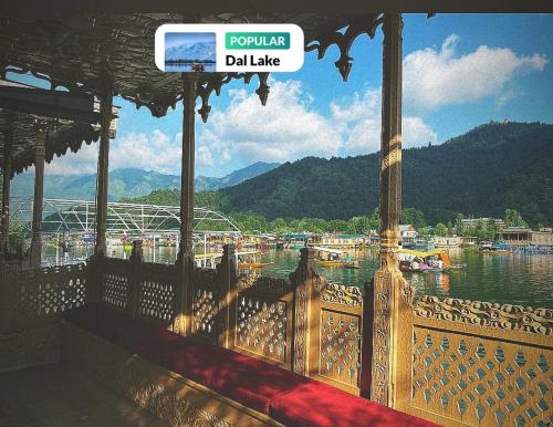 B&B Srinagar - Nazneen Group Of Houseboats - Bed and Breakfast Srinagar