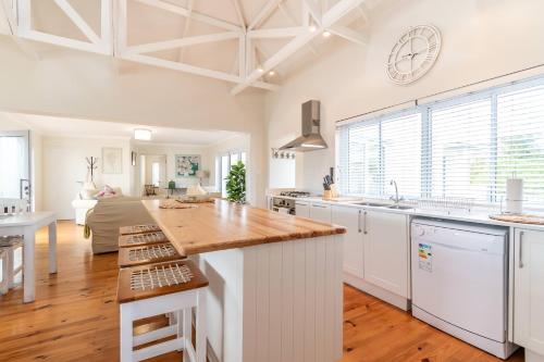 Peaceful Parkland Home on Thesen Islands - image 3