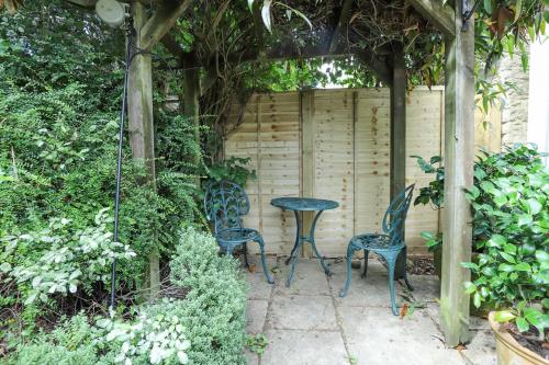 The Stow Secret Cottage - Breathtaking 5BDR Cottage with Parking & Garden