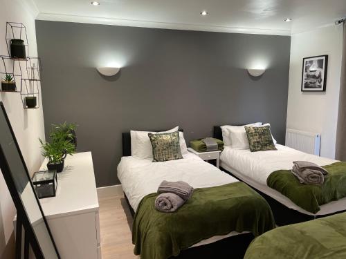 Perfect Stay for Families & Business in CR2 - with FREE parking & 10mins from East Croydon - Apartment - Purley