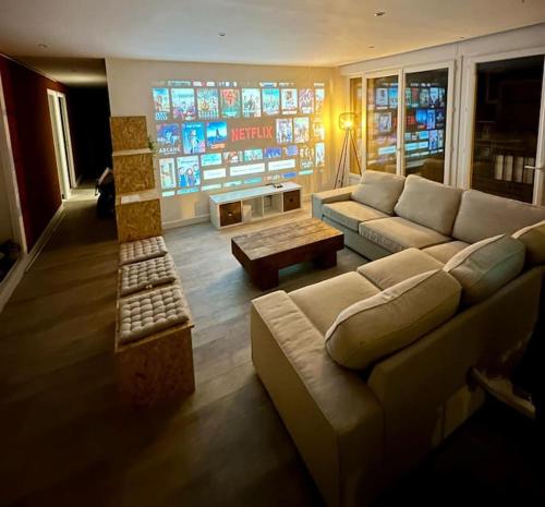 Convivial appartement de charme avec balcon , 95 m2 en hyper-centre de Saint-Brieuc. Tout confort, grand salon avec vidéoprojecteur - 3 chambres - Parking - Location saisonnière - Saint-Brieuc